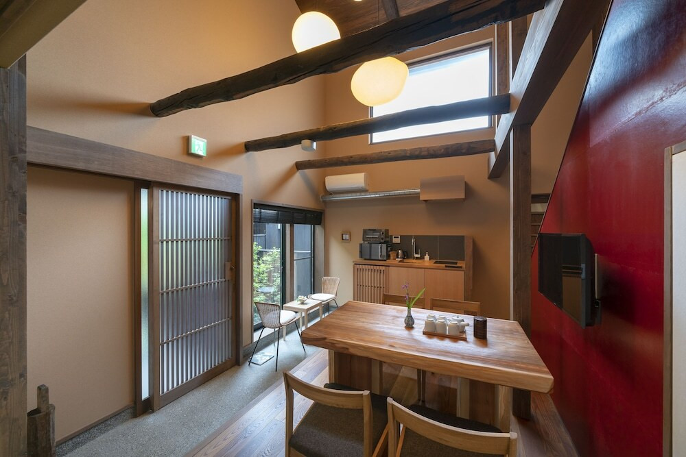 客室内のダイニングエリア