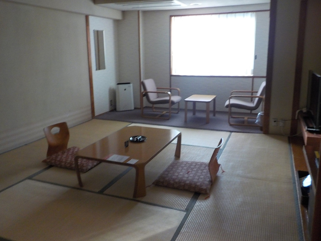 部屋は和室10畳に縁側があります。