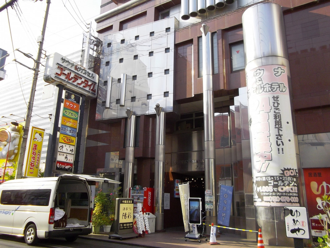 歓楽街の雑居ビルの臭いがぷんぷん！