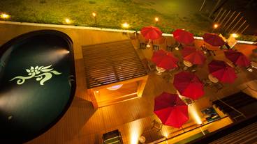 夜のプールの雰囲気 / 4