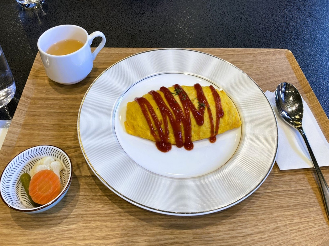 食事を予約していなかったので、喫茶室でブランチを。