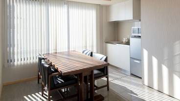 客室内のダイニングエリア / 14