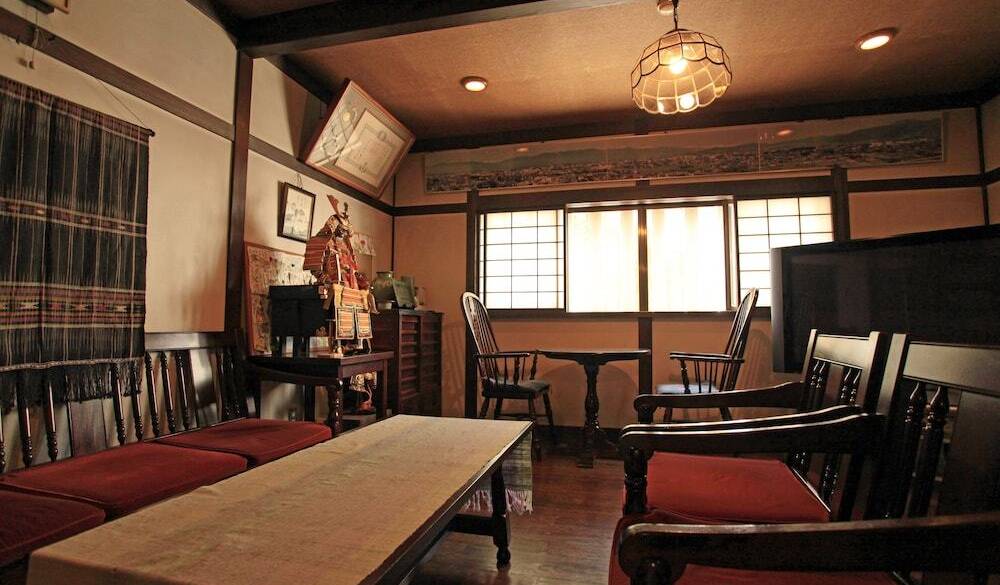 談話室のテーブル席 / 2