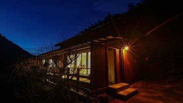 施設の正面 (日没後) / 4