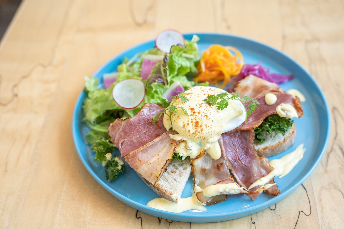 「SAND BAR」 料理 201152131 カリカリベーコンとポーチドエッグのオープンサンド