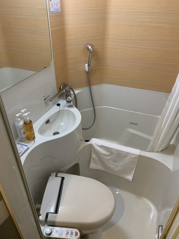 大浴場が無いのは残念。ただユニットバスは幅が広く洗いやすい。