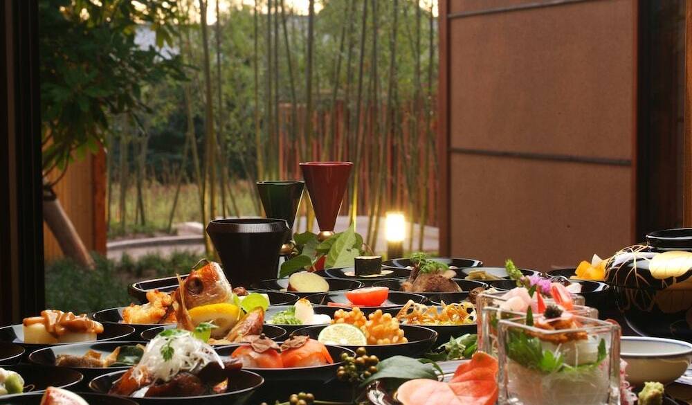 個室の食事処で
丹後の幸をいただく / 1