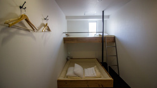 プライベート部屋　２段ベッド　下段キングベッド　上段シングル（２〜３名様用）