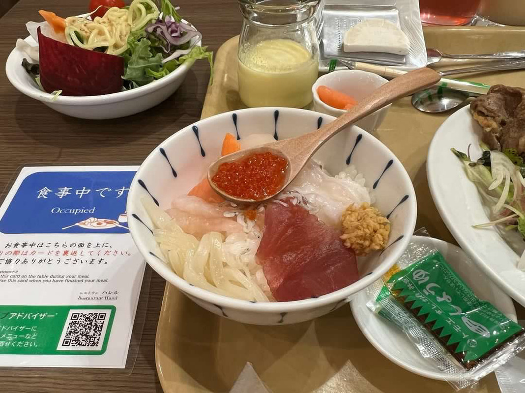 朝食の海鮮丼