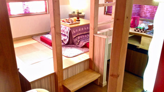 [紅赤の間/BeniAka-Ma:201号室] スタジオデザイン: シングルロフトベッド/布団 専用バスルーム (シャワーブース/シャワートイレ) 禁煙