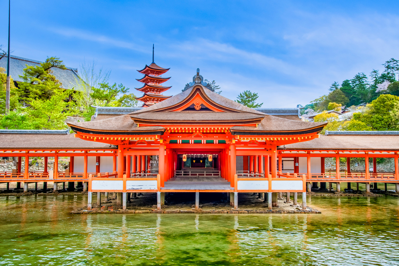 広島 嚴島神社　客神社祓殿と五重塔
