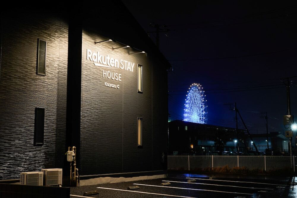 施設の正面 (日没後)