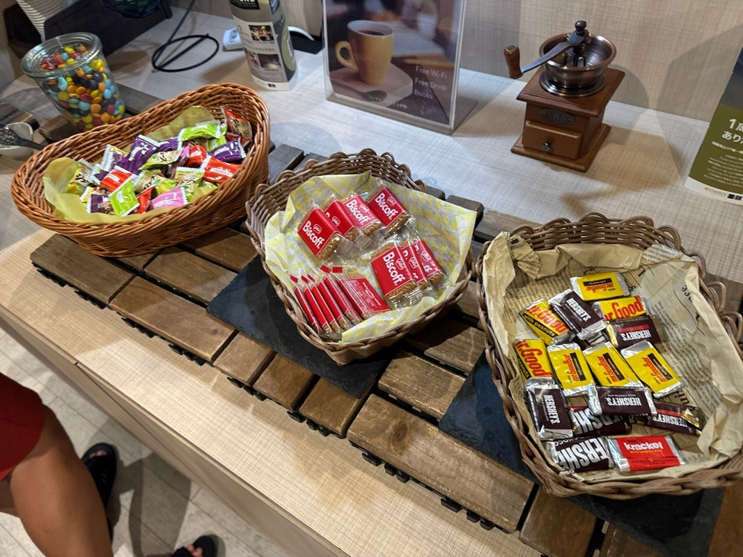 カフェコーナーでは無料のお菓子やドリンクあり。