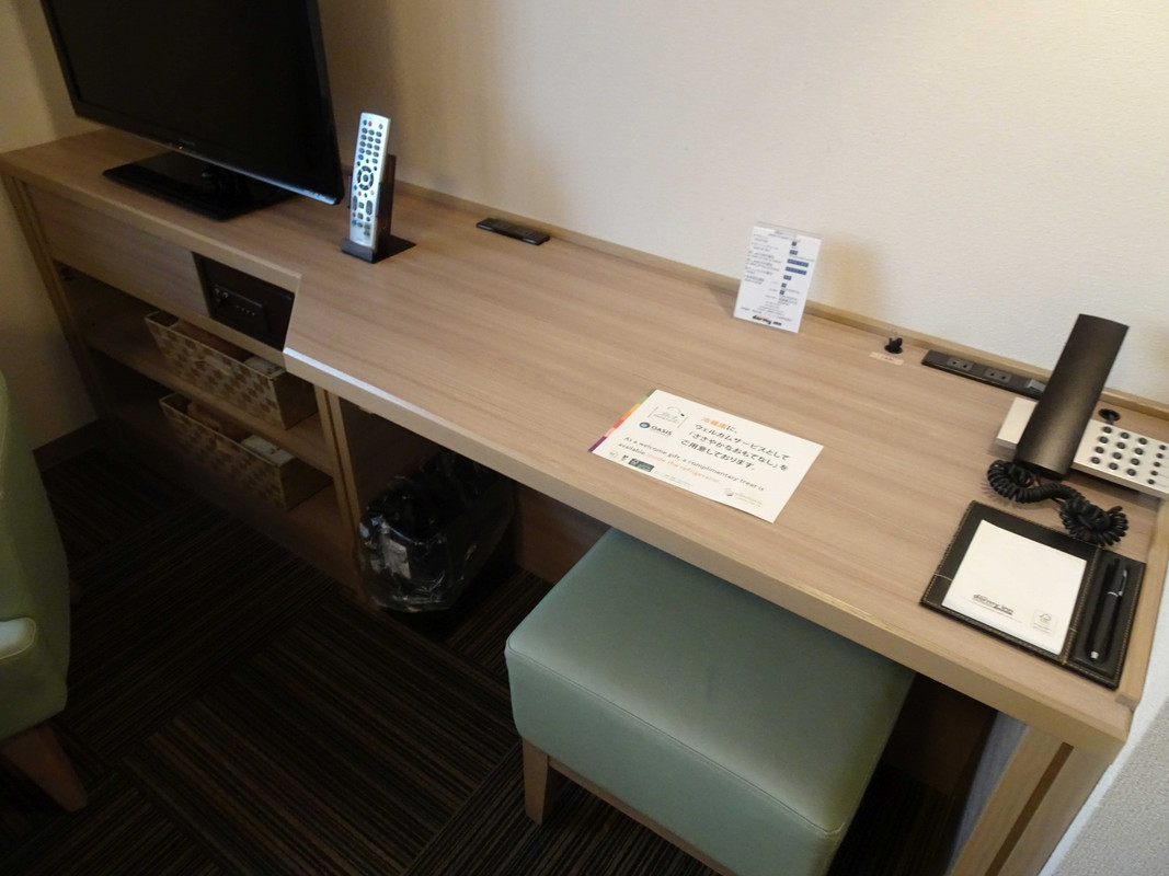 机はあまり広くは無いです