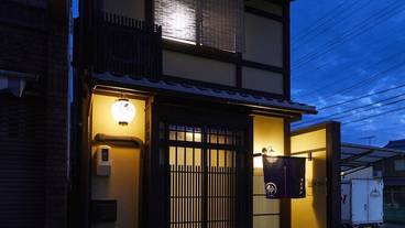 施設の正面 (日没後) / 1