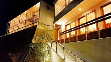 施設の正面 (日没後) / 2