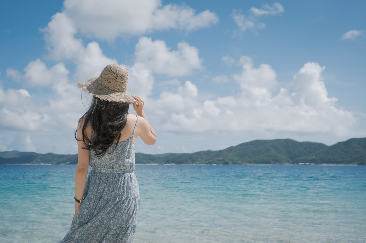 南国の美しい海とワンピースの女性イメージ