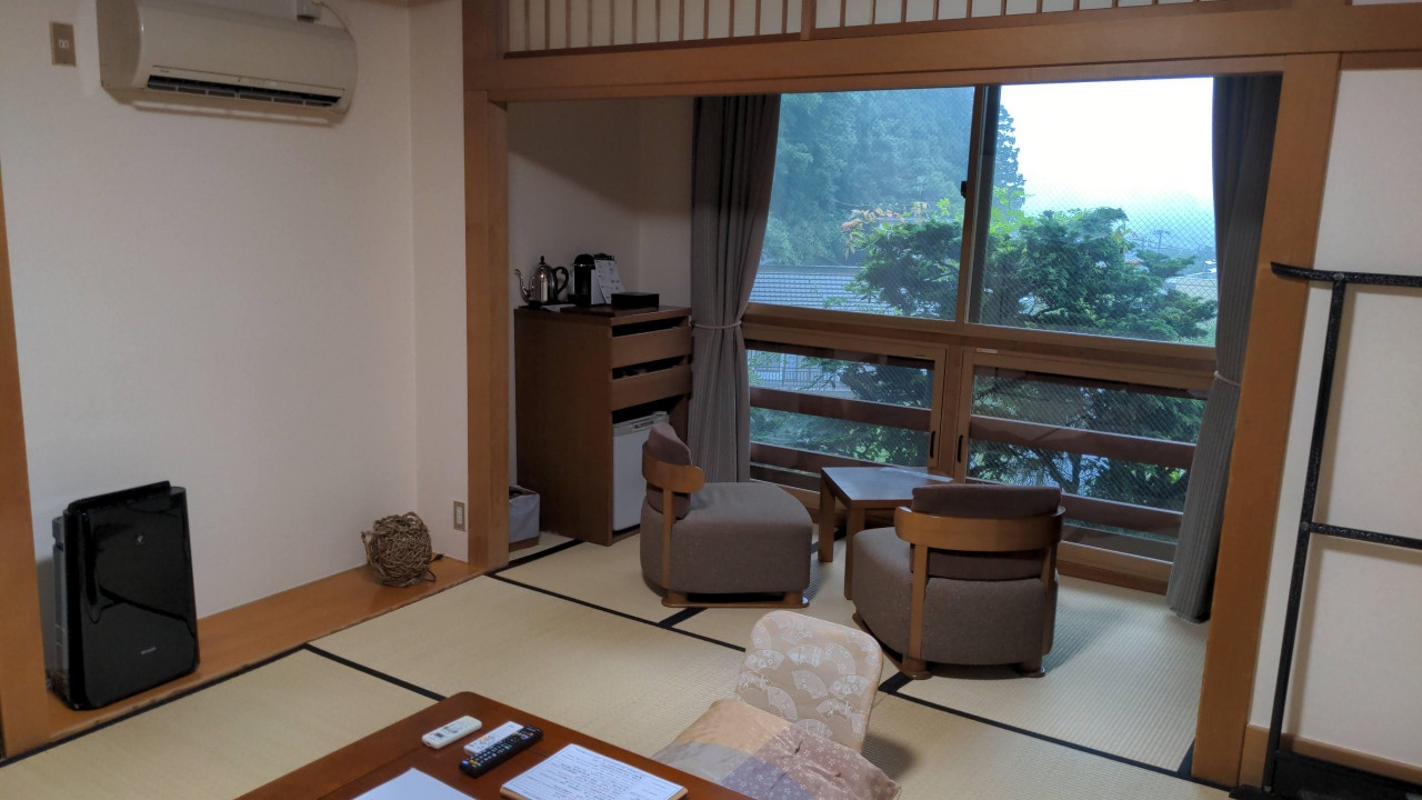 窓際のソファでダラダラしてました