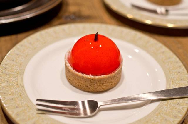 甘いスイーツを食べ
贅沢な夜を過ごす / 1