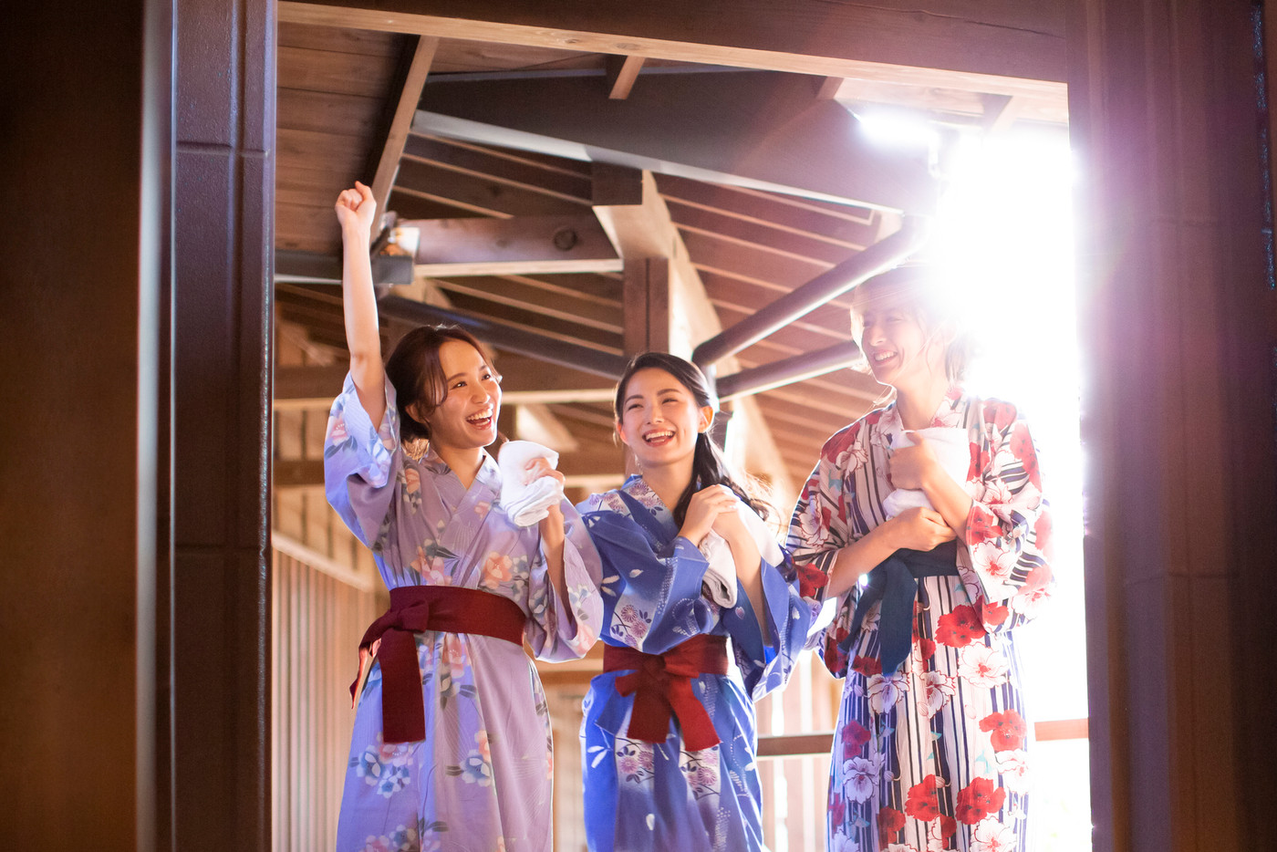 温泉旅行を楽しむ女性と友達