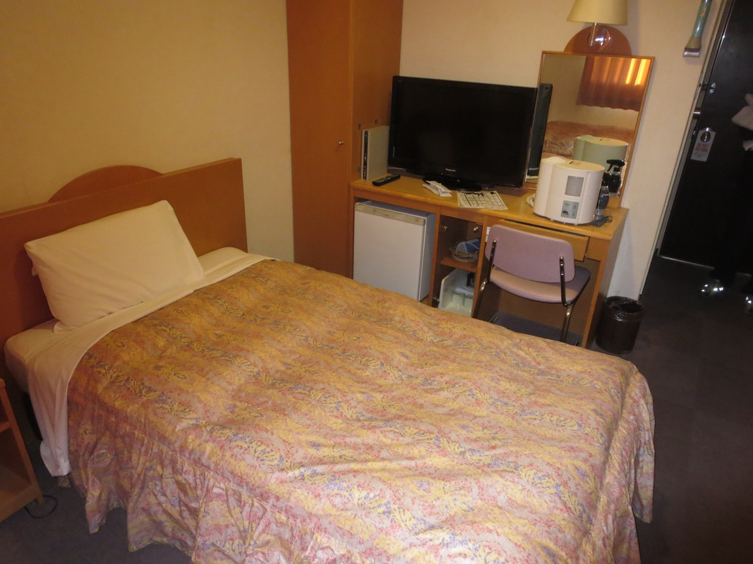 シングルベッドと部屋の設備