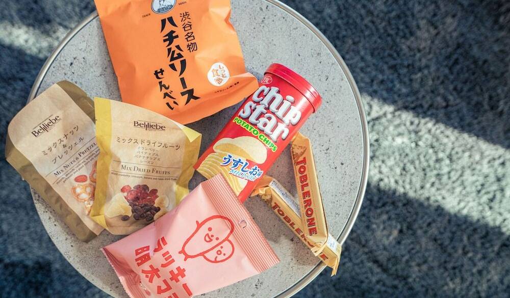 ミニバーにあるお菓子 / 3