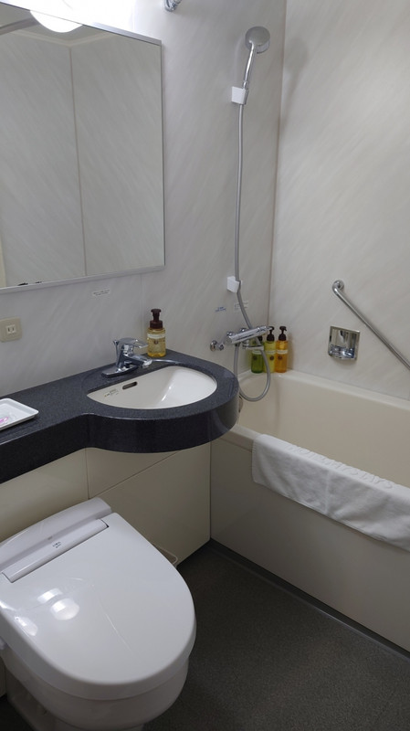 不潔な汚れがたくさん残るバスルーム