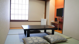 トラディショナル ルーム クイーンベッド 1 台 共用バスルーム (2 people)