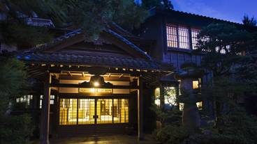 施設の正面 (日没後) / 1