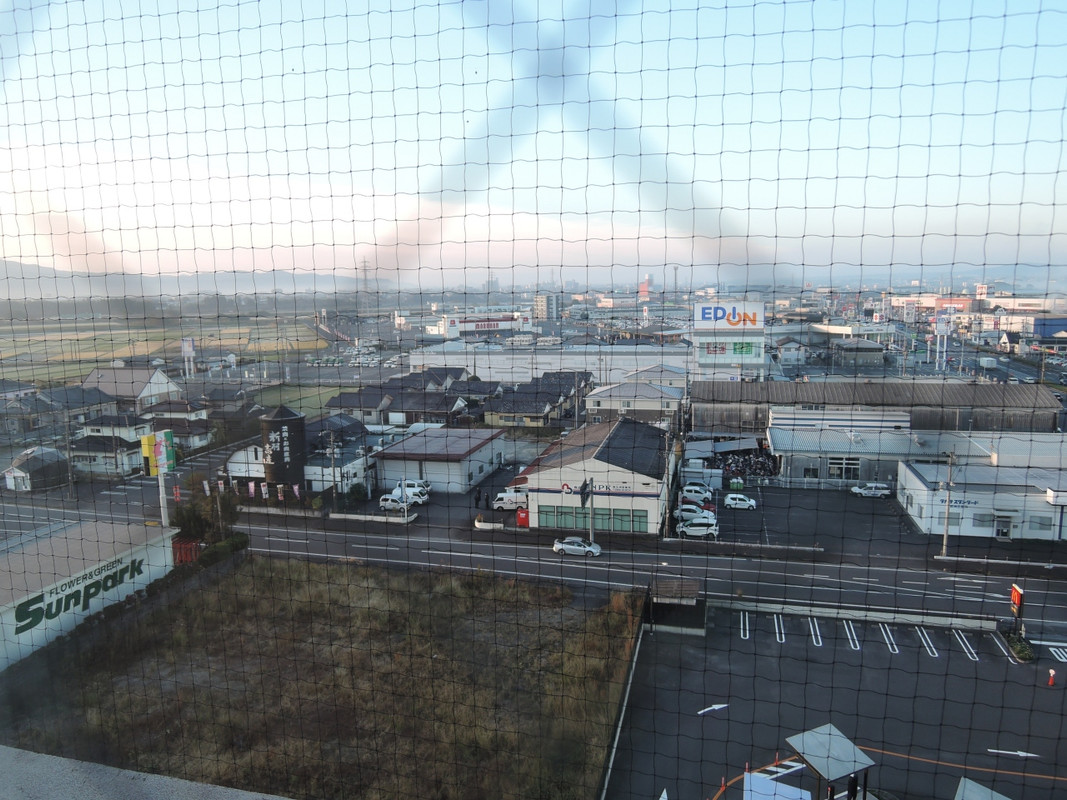 部屋からの眺め 窓が開かないため鉄線が入り込む