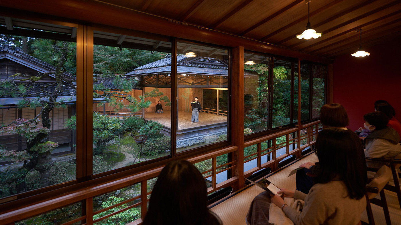 江戸時代から続く老舗旅館で、琥珀色の「モール泉」を堪能4044039