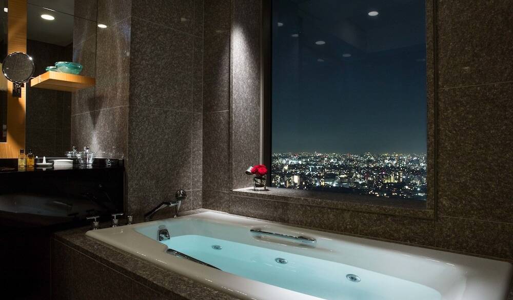 夜景が見えるバスルーム / 2