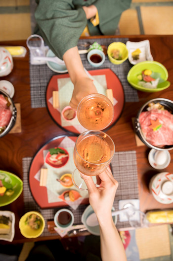 温泉旅館夕飯イメージ　コース料理　真俯瞰