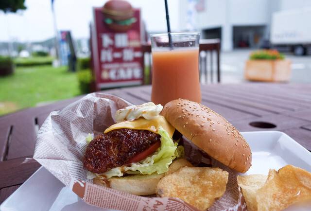 道の駅で
下田バーガーをガブっ！ / 3