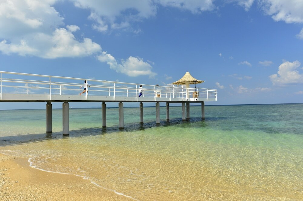 天然のビーチ沿いに建つ。約80種類の料理が並ぶ朝食3532036