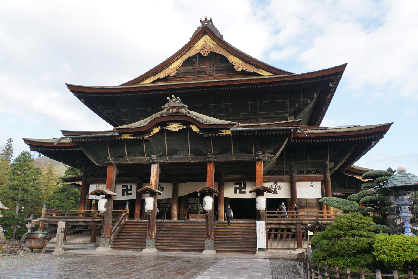 一度は訪れたい！国宝「善光寺」とは？3475656