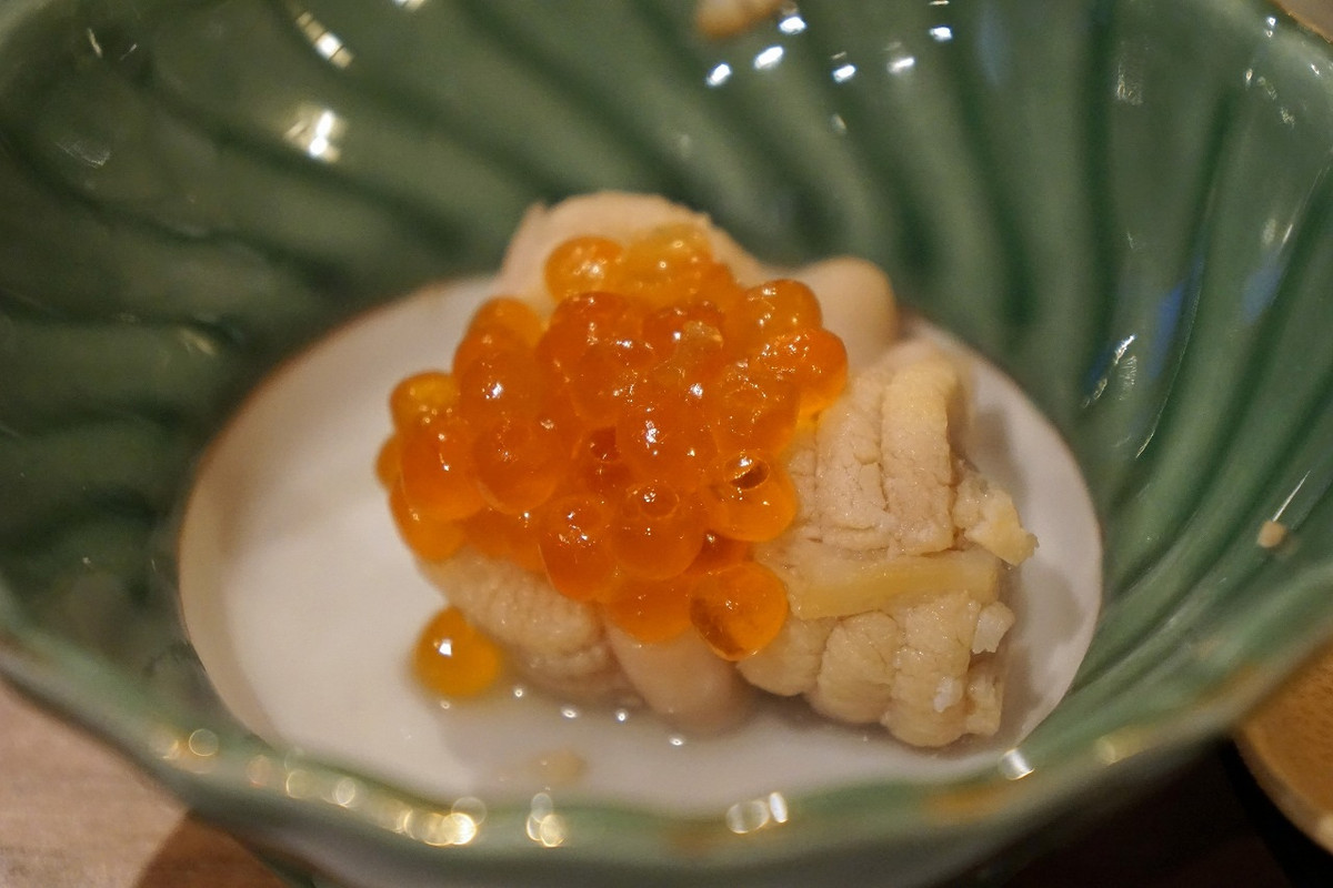 タコのささめ（エラ）のイクラ添え