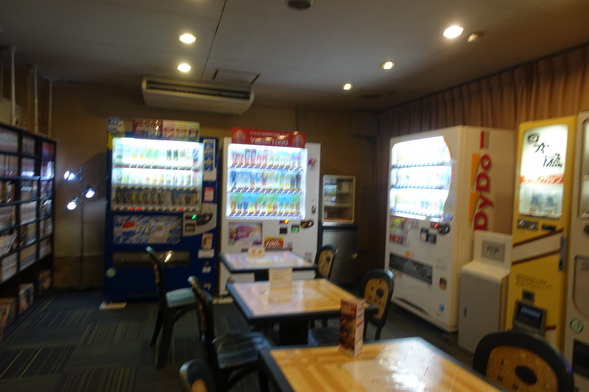 自販機コーナーにはお酒もあり、漫画もあり