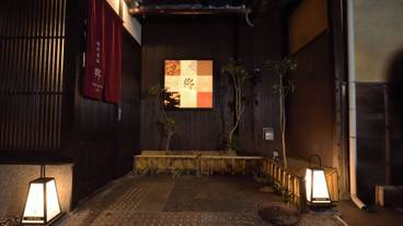 施設の正面 (日没後) / 4