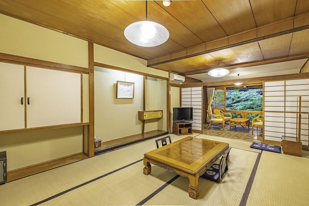 箱根の老舗・四層の数寄屋造りの趣ある宿4237071