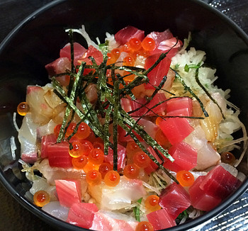 「名もなき魚屋」 料理 34327525 500円海鮮丼ランチ