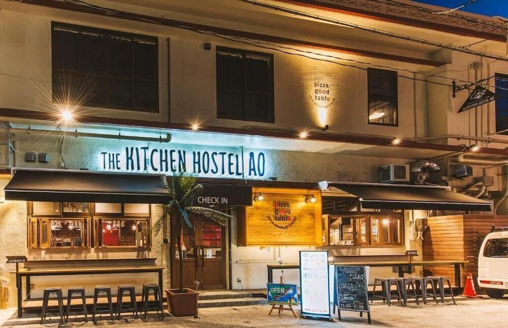 施設の正面 (日没後)