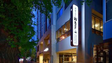 施設の正面 (日没後) / 6