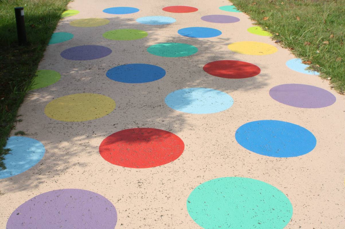 ホテルの外はポップアート