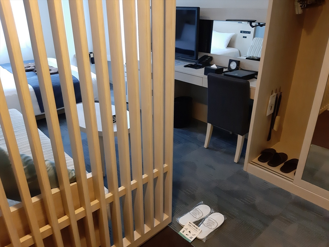 部屋の入口で靴を脱ぎ、スリッパに替える造りでした。