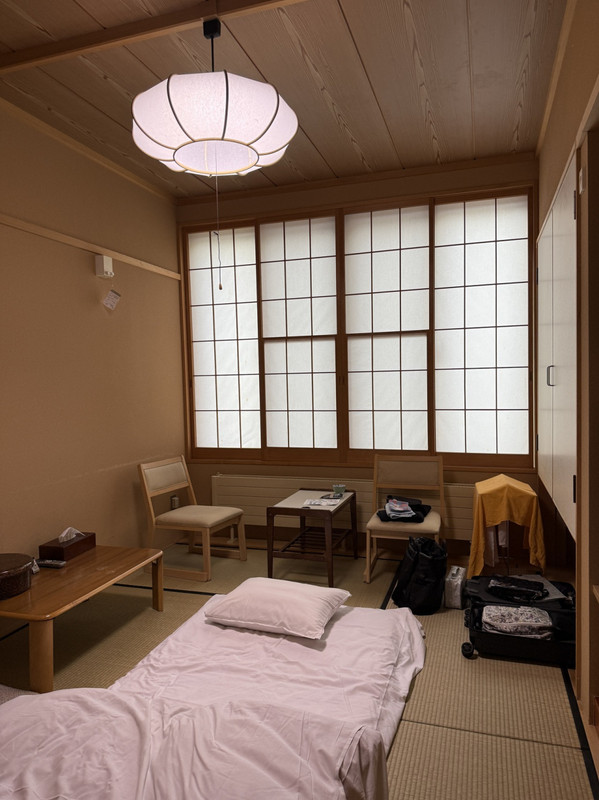 布団を敷くと…