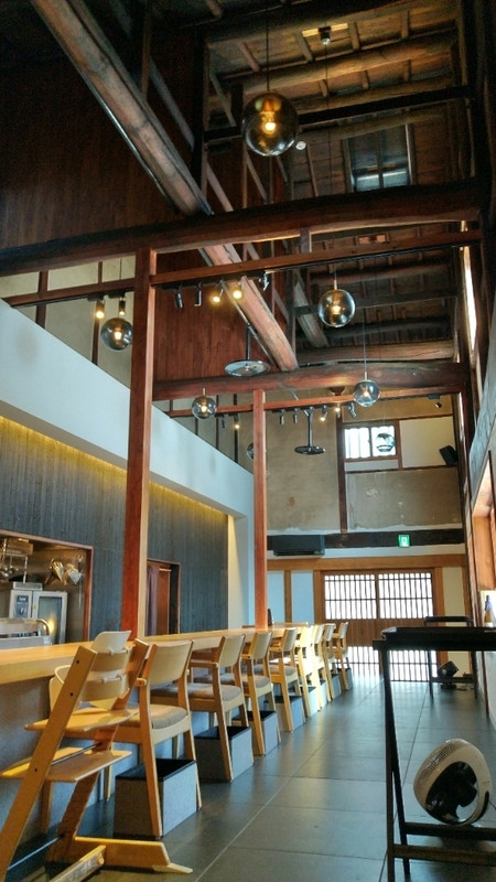 レストラン吹き抜け