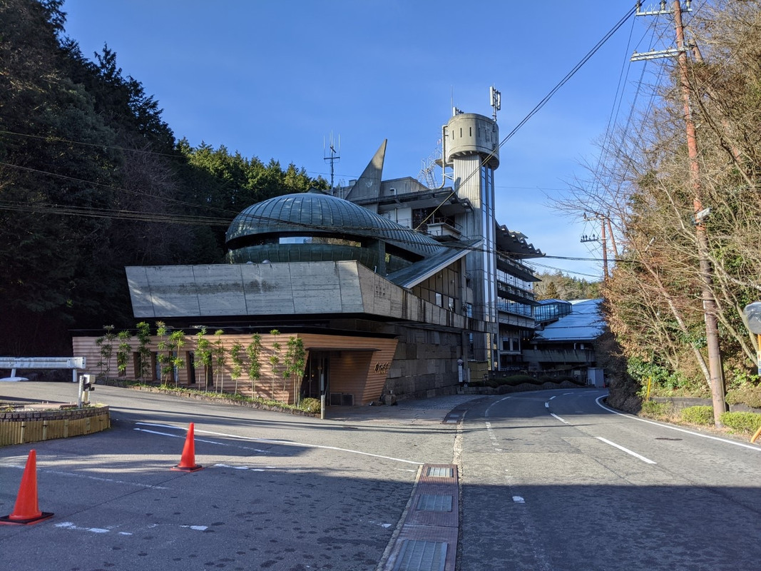 バス停前にありますが、周りには何もありません