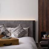 シックな部屋着に
身を包んで就寝 / 2