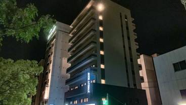 施設の正面 (日没後) / 1